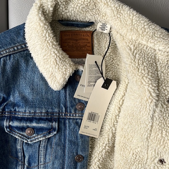 Brand-new women’s Levi’s trucker jacket!! - Picture 2 of 3